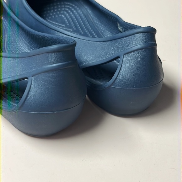 Crocs Women’s Laura Slip on Flat Sandal Navy Blue Size 4 women - Picture 4 of 6